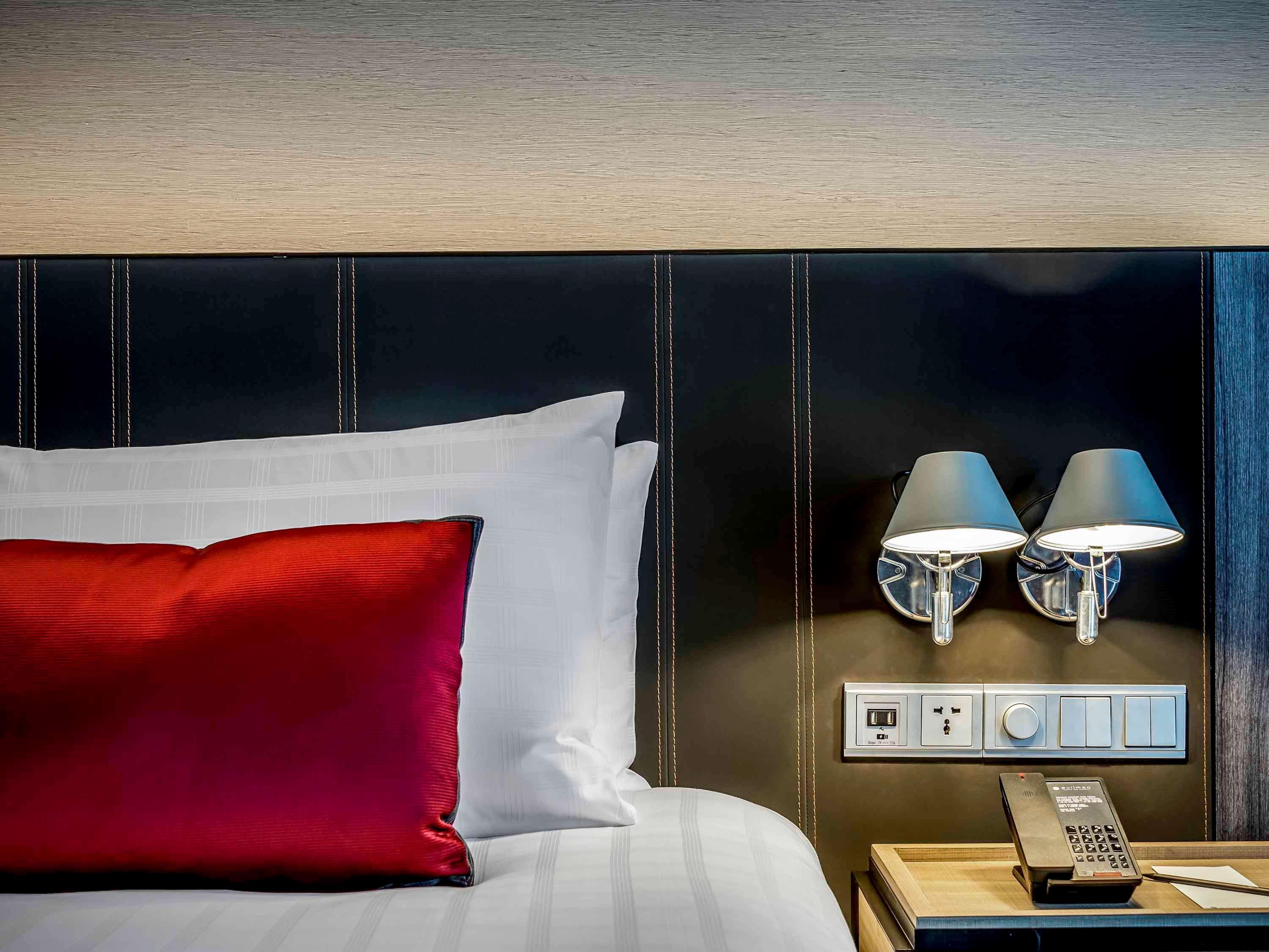Hotel Pullman Bangkok King Power Exteriér fotografie A bed with a red pillow