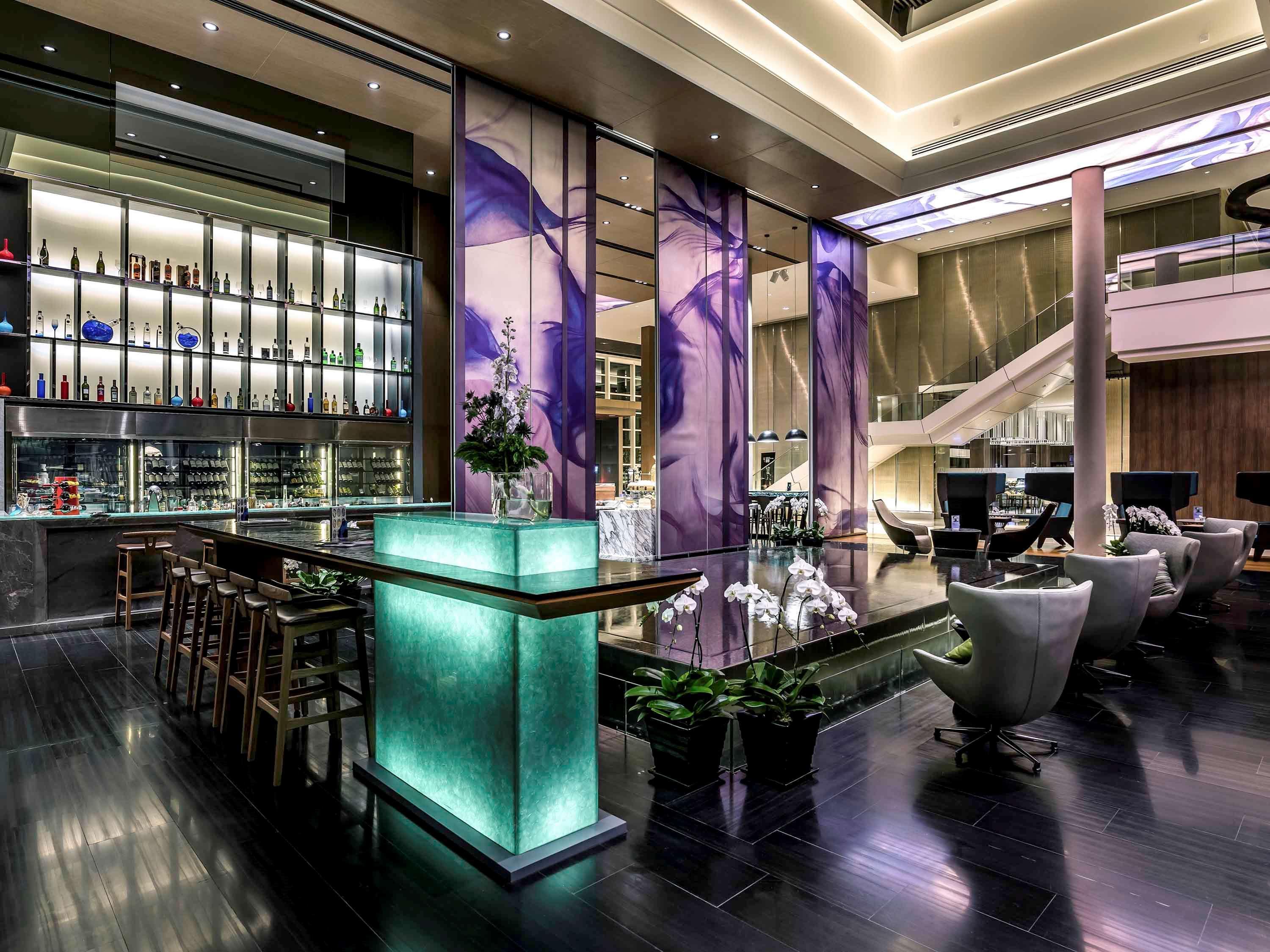 Hotel Pullman Bangkok King Power Exteriér fotografie The bar at the lobby
