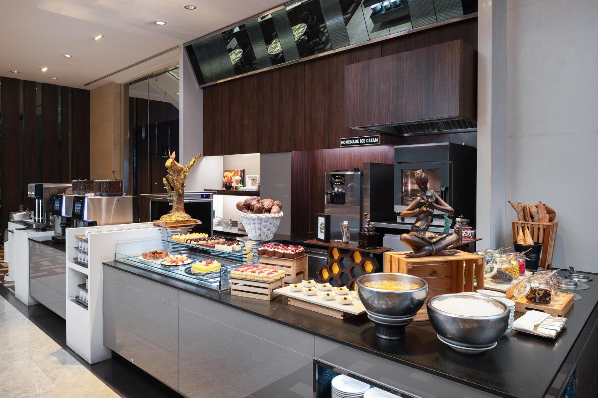 Hotel Pullman Bangkok King Power Exteriér fotografie A buffet at a hotel