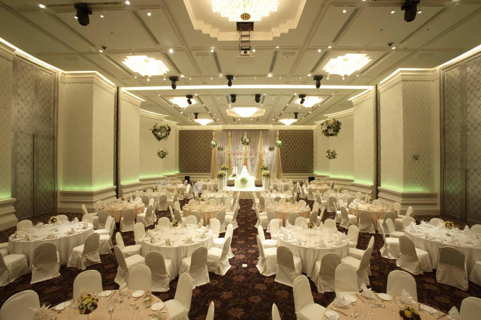 Hotel Pullman Bangkok King Power Exteriér fotografie Wedding reception at the Grand Ballroom