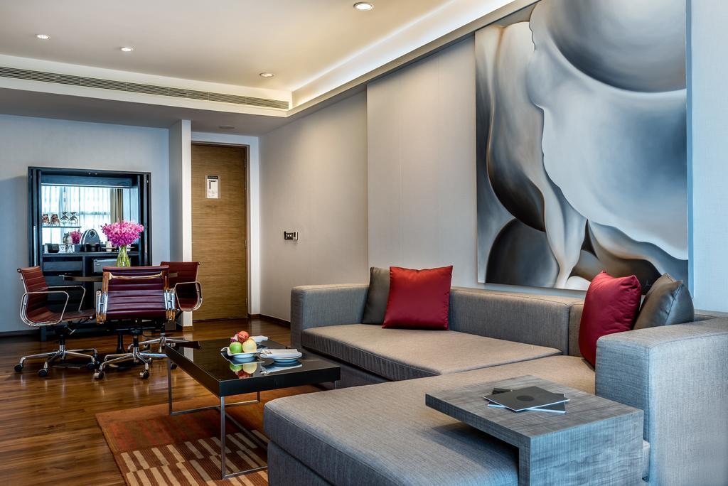 Hotel Pullman Bangkok King Power Exteriér fotografie A living room in a suite at the hotel