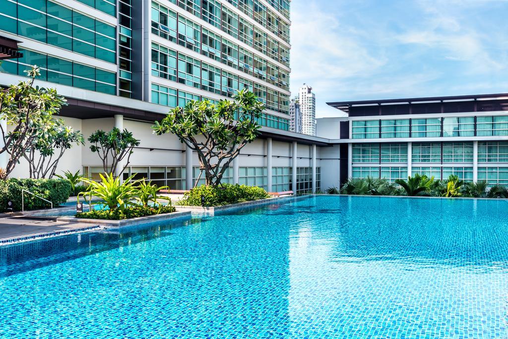 Hotel Pullman Bangkok King Power Exteriér fotografie The swimming pool at the hotel